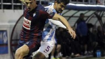 Gonzalo &quot;Chory&quot; Castro pelea un bal&oacute;n con Ander Capa durante el partido de Liga BBVA entre Eibar y M&aacute;laga disputado el pasado fin de semana.