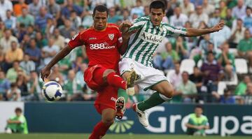 Juanito, exjugador del Betis, y Luis Fabiano, ex del Sevilla.