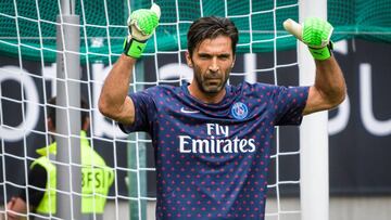 Gianluigi Buffon luce una camiseta con publicidad de Emirates en un calentamiento previo a un partido del PSG.