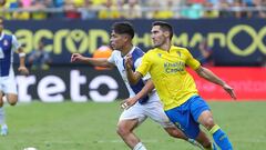 CÁDIZ, 09/10/2022.- El centrocampista del RCD Espanyol (i), Nico M. R. lucha por el balón con el defensa del Cádiz CF, Zaldua durante el partido de Liga que enfrenta al Cádiz CF y el RCD Espanyol en el Estadio Nuevo Mirandilla. EFE/Román Ríos
