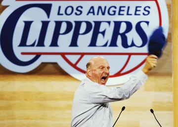 Ballmer ha dinamizado los Clippers, ha gastado donde no hay techos salariales (ejecutivos, instalaciones…), ha creado un proyecto hecho para aspirar de forma constante al anillo y ha transformado el futuro del equipo separándolo del antiguo Staples Center (ahora Crypto.com Arena), y de la inacabable sombra de los Lakers, y preparando la mudanza a Inglewood, precisamente donde estaba aquel Forum en el que los de púrpura y oro levantaron su imperio. El nuevo Intuit Dome, un rutilante nuevo pabellón, estará completado en 2024. Ballmer incluso pagó 400 millones por el viejo Forum. El pabellón ha costado más de 1.200 millones de dólares, pero los Clippers se ingresaron más de 800 en los 10 primeros días desde el anuncio oficial en acuerdos publicitarios, 500 de ellos de Intuit por el naming del pabellón. Los Clippers tendrán su hogar, un área lejos del downtown de L.A. que tratarán de hacer suya. Un paso necesario y una muestra más de la visión de Ballmer, absolutamente expansiva. 