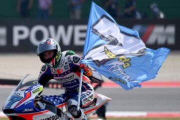 Lorenzo Baldassarri celebra la victoria en Moto2.