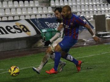 Martins pelea el balón. 