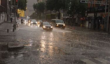 ¿Cómo manejar en un camino inundado sin quedar detenido? 