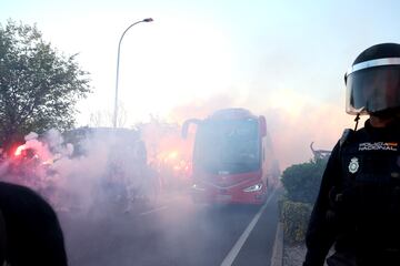Llegada del autob¨²s del Atl¨¦tico de Madrid al C¨ªvitas Metropolitano antes del duelo frente al Real Madrid.