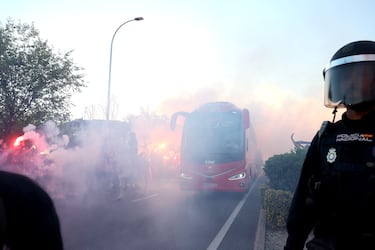 Llegada del autobús del Atlético de Madrid al Cívitas Metropolitano antes del duelo frente al Real Madrid.