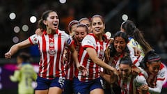 Adriana Iturbide festeja con sus compañeras el gol en contra del América.