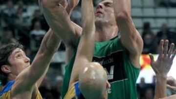 <b>APUROS. </b>Trías (3/10 en tiros de campo) lanza ante Welsch y Oliver.