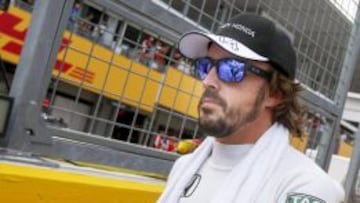 Fernando Alonso en el paddock de Suzuka.