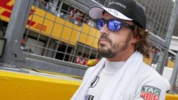 Fernando Alonso en el paddock de Suzuka.