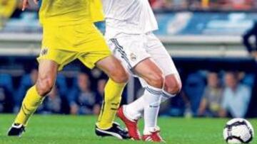 <b>SIN SANCIÓN. </b>Capdevila agarra a Kaká.