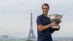 Rafa Nadal posa con el trofeo de campe&oacute;n de Roland Garros en la azotea de la Galerie Lafayette con la Torre Eiffel de fondo.