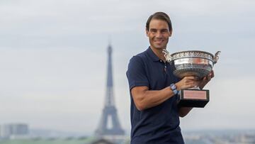 Rafa Nadal posa con el trofeo de campeón de Roland Garros en la azotea de la Galerie Lafayette con la Torre Eiffel de fondo.