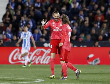1-1. Karim Benzema celebró el gol del empate con Luka Modric.