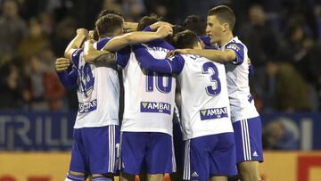 Los jugadores del Real Zaragoza celebran el triunfo logrado frente al Racing.