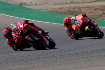 Adelantamientos constantes entre Francesco Bagnaia y Marc Márquez durante las últimas vueltas del circuito. 