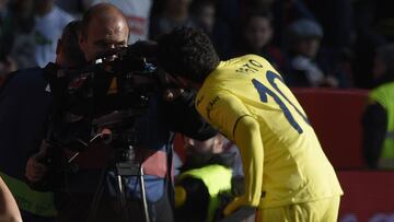 Alexandre Pato celebra su gol junto a la c&aacute;mara de televisi&oacute;n contra el Sporting de Gij&oacute;n.
