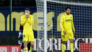 VILLARREAL (CASTELL?N), 19/01/2023.- Los jugadores del Villarreal ?lex Baena (i) y Dani Parejo, al t¨¦rmino del partido de octavos de final de la Copa del Rey entre el Villarreal CF y el Real Madrid disputado este jueves en el estadio de La Cer¨¢mica, en Villarreal. EFE/Biel Alino