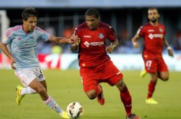 El centrocampista del Celta de Vigo Borja Fernández (i) pugna por un balón con el croata Jorge Sammir, del Getafe, durante el partido de Liga de Primera División que se juega esta tarde en el estadio del Balaídos, en Vigo.