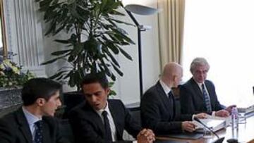 <b>LA VISTA. </b>Contador, con sus abogados; al fondo, los tres árbitros.