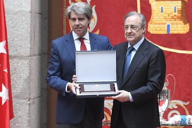 El presidente del Real Madrid, Florentino Pérez, durante la entrega de una placa conmemorativa con el presidente de la Comunidad de Madrid, Ángel Garrido, tras la visita que el grupo de jugadores hicieron a la Comunidad con el  trofeo Champions League con
