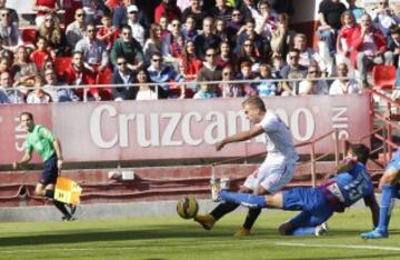 Pase de Deulofeu a Vitolo, jugada que termina con el gol 1-0