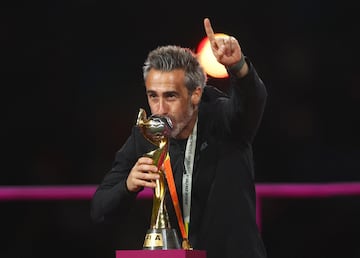 Jorge Vilda besa la Copa del Mundo. 