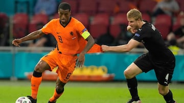 Georginio Wijnaldum controla un balón en el partido Países Bajos - Austria correspondiente a la Eurocopa 2020.