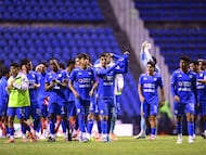 Jugadores de Cruz Azul festejan un triunfo en el Estadio Cuauhtémoc.