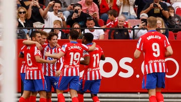 Soccer Football - LaLiga - Sevilla v Atletico Madrid - Ramon Sanchez Pizjuan, Seville, Spain - April 6, 2025 Atletico Madrid's Pablo Barrios celebrates scoring their second goal with teammates REUTERS/Marcelo Del Pozo