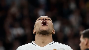 Mbappé se lamenta por una ocasión perdida.