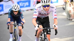 Tadej Pogacar antecede a Jonas Vingegaard en plena subida a San Luca durante la segunda etapa del Tour.