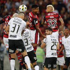 Corinthians arruina la fiesta de Vidal y Pulgar en el Maracaná