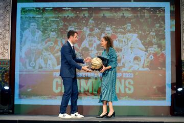 Daniel Miret recoge el galardón en nombre de la Selección Masculina U19 campeona del mundo en 2023 de manos de Isabel Sánchez, Directora General de Eventos e Instalaciones Deportivas de la Consejería de Cultura y Deporte de la Junta de Andalucía 