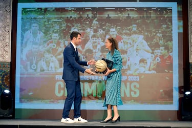 Daniel Miret recoge el galardón en nombre de la Selección Masculina U19 campeona del mundo en 2023 de manos de Isabel Sánchez, Directora General de Eventos e Instalaciones Deportivas de la Consejería de Cultura y Deporte de la Junta de Andalucía 