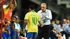Neymar saluda a Tite al dejar, lesionado, el partido ante Nigeria.