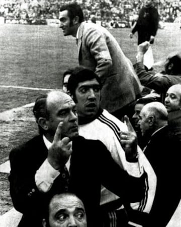 Alfredo Di Stéfano mito del Madrid se convirtió en leyenda del Valencia cuando hizo que el equipo ganará la LIga 24 años después. Una carambola favoreció al Valencia, que perdió en Sarriá. pero se benefició del empate de Atlético y Barcelona. En la imagen Di Stéfano pregunta a la grada si ese ha sido el resultado.
