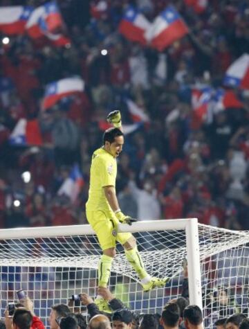 Claudio Bravo celebrando con Chile.