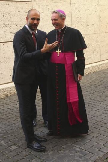 El entrenador del Bayern, el español Josep Guardiola  y el exsecretario personal del papa Benedicto XVI Georg Gaenswein. 