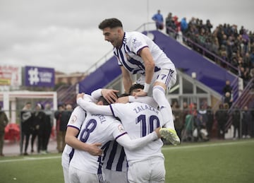 Para un equipo modesto como el Valladolid era impensable la posibilidad de reunir a la primera plantilla en LaLiga Santander y al filial en LaLiga SmartBank. A día de hoy, es una posibilidad real, con una fase de ascenso de por medio. Claro, que tan insospechado era que el Valladolid Promesas está muy lejos de tener un estadio que se asemeje a las exigencias del fútbol profesional. Juega en el Estadio Anexo al José Zorrilla, que no cuenta ni siquiera con una capacidad de mil espectadores. Si bien no ha habido comunicación oficial respecto al tema, se entiende que compartirán feudo con el equipo entrenado por Sergio González si se da la machada.

Pese a que solo se puedan reunir unas 800 personas cada fin de semana en el estadio, el Valladolid Promesas puede presumir de ser el mejor local del Grupo II de Segunda División B. Suma 34 puntos como local en su casillero y es el único de los de su grupo que no ha perdido ni un solo partido. Ha conseguido marcar 29 goles, más de dos por noche. Además, solo ha recibido diez. Unas estadísticas a tener en cuenta a la hora de valorarlo como una opción real de llegar a la élite.