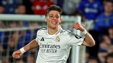 0-1. Arda Güler celebra el primer tanto con sus compañeros de equipo.