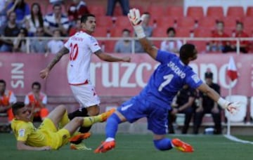 Vitolo jugador del Sevilla y Sergio Asenjo portero del Villarreal durante el partido correspondiente a la trigésimo sexta jornada de Liga.