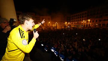 Pablo Ibáñez junto con los aficionados del Club Atlético Osasuna tras ganar al Athletic Club en la semifinal de la Copa del Rey.