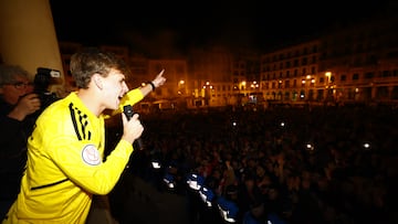 Pablo Ibáñez junto con los aficionados del Club Atlético Osasuna tras ganar al Athletic Club en la semifinal de la Copa del Rey.