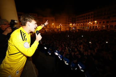 Pablo Ibáñez junto con los aficionados del Club Atlético Osasuna tras ganar al Athletic Club en la semifinal de la Copa del Rey.