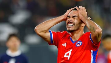 El jugador de la selección chilena, Gabriel Suazo, es fotografiado durante el partido de clasificación al Mundial 2026 contra Paraguay disputado en el estadio Monumental.