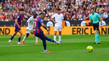 Raphinha marca el 2-0 de penalti al Sevilla. 