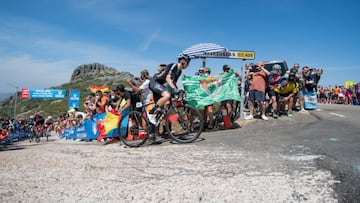 Romain Bardet, posterior ganador en Villuercas, lidera la etapa en la subida al Alto Collado de Ballesteros, que se coronaba a 68 kilómetros de la meta.