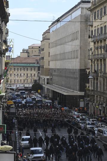 Seguidores Eintracht en las calles de Nápoles ejerciendo la violencia.