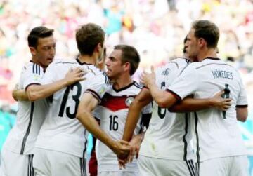 Thomas Mueller celebra el 1-0 con sus compañeros.  